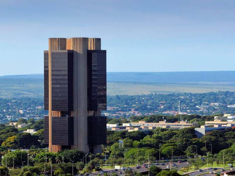 BC acompanha tarifaço e vê juro alto por tempo “bastante prolongado”