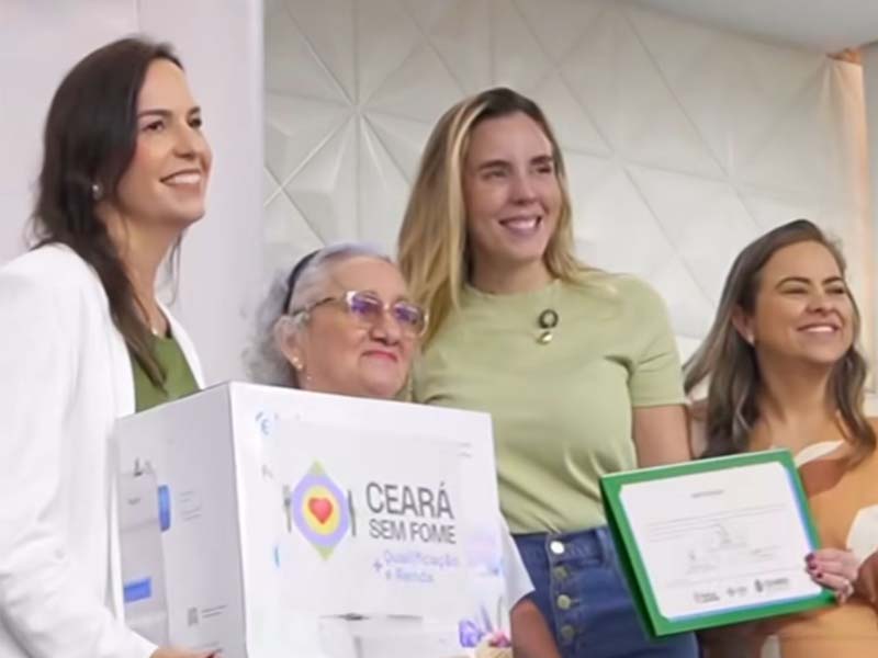 Jade Romero e Lia de Freitas certificam quase 80 pessoas qualificadas pelo programa Ceará Sem Fome