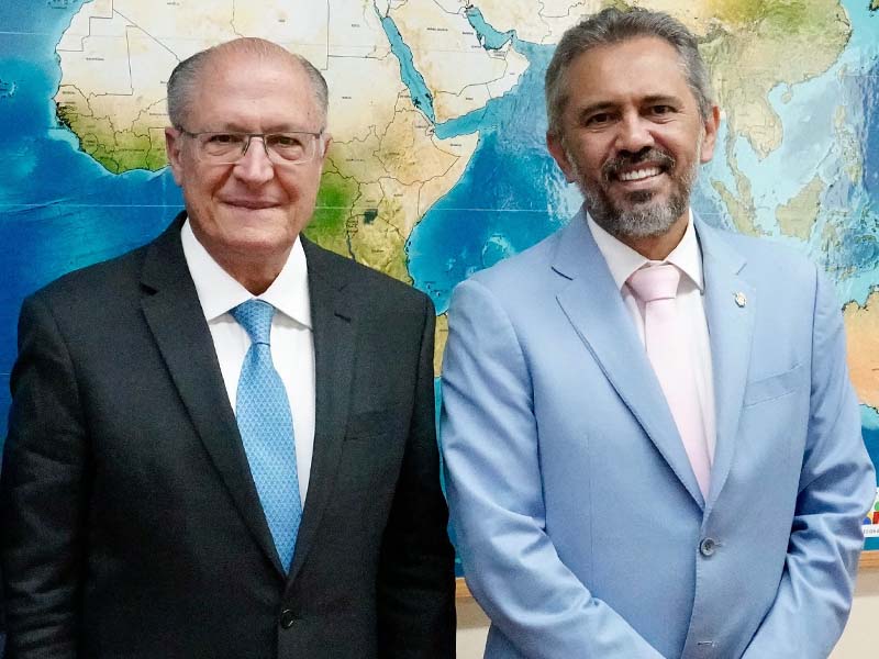 Pacote do Governo Federal deve contemplar exportadores do Ceará atingidos pelo tarifaço dos EUA, afirma governador Elmano