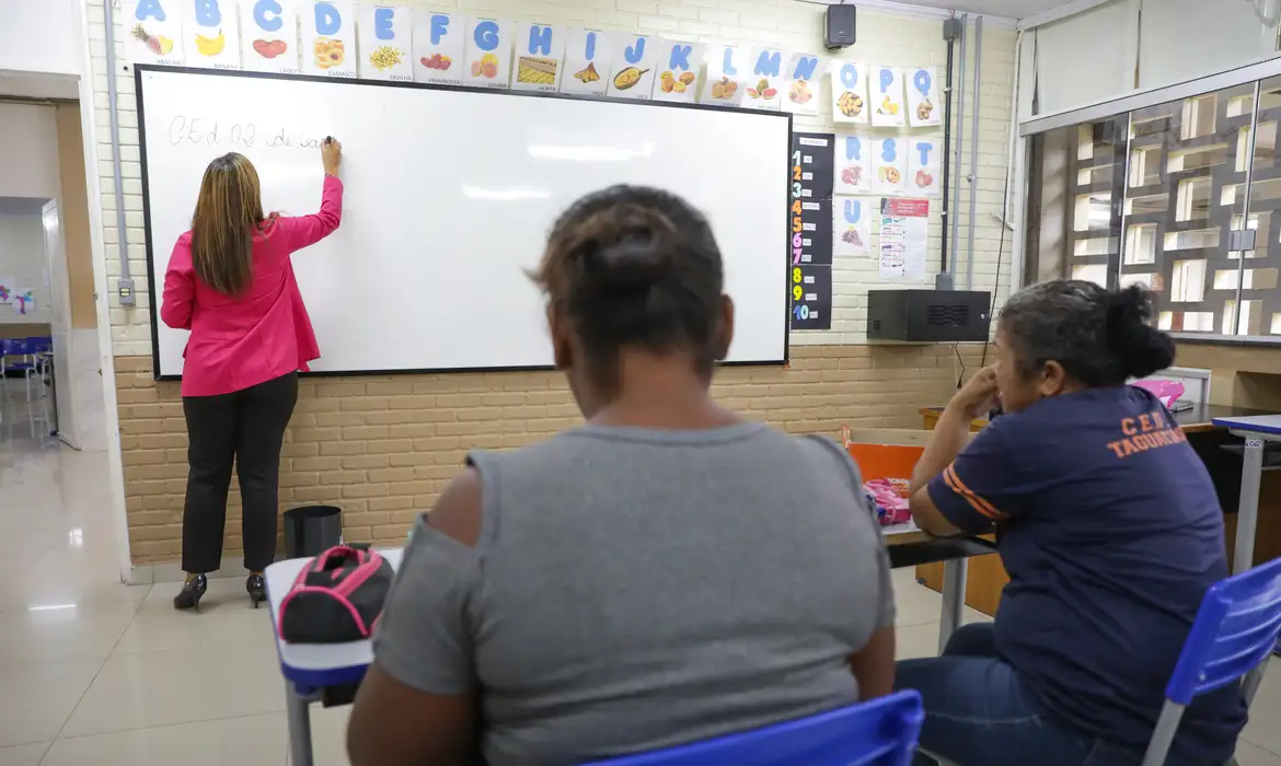 Alfabetização de adultos pode aumentar renda em até 16%, aponta estudo