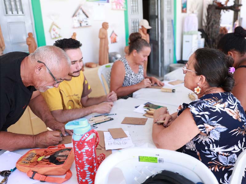 Oficinas do Centro de Artesanato Municipal valorizam saberes populares e fortalecem a cultura local, em Juazeiro do Norte
