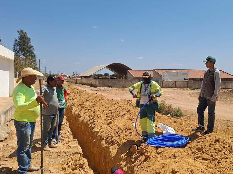 Secretaria de Obras inicia Escavação e Encanamento de Água no bairro Alto Alegre