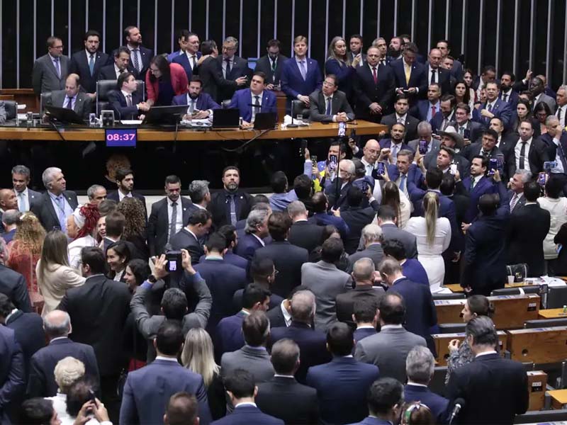 Câmara aprova urgência para projeto de anistia a golpistas