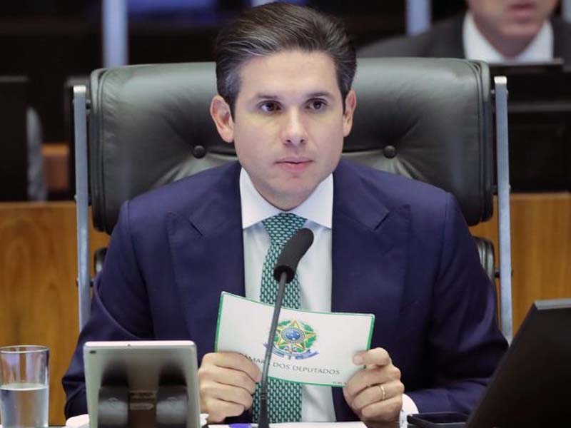 Hugo frustra oposição e abre caminho para cassar Eduardo Bolsonaro