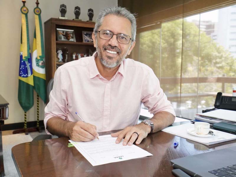 Governador Elmano de Freitas assina mensagem que autoriza doação de terreno para construção de Hospital Universitário da UFCA, no Cariri