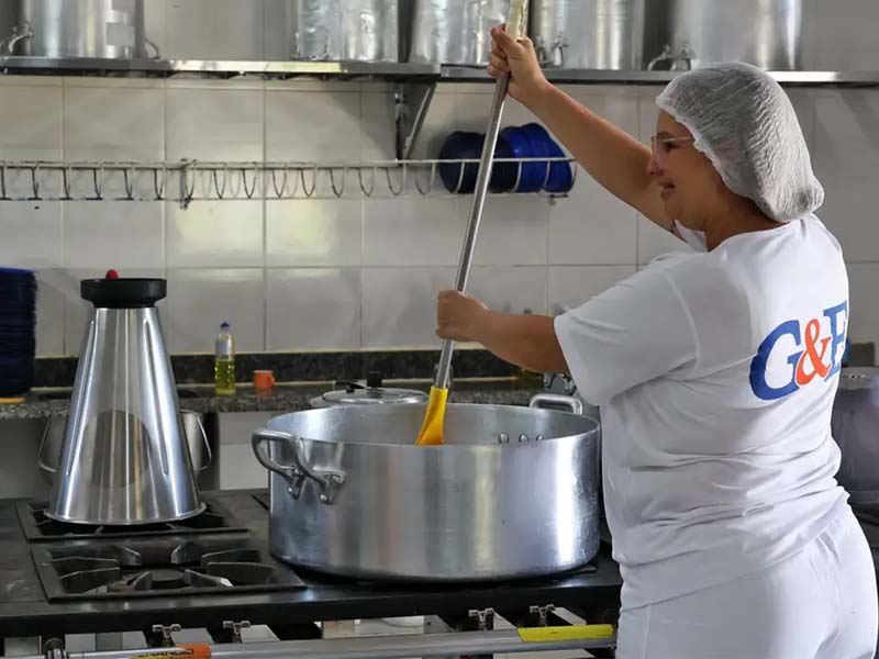 Ceará sanciona lei que zera ultraprocessados na merenda até 2027