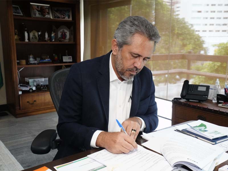 Governador Elmano de Freitas envia à Alece projeto de lei que concede auxílio financeiro a órfãos da Covid-19