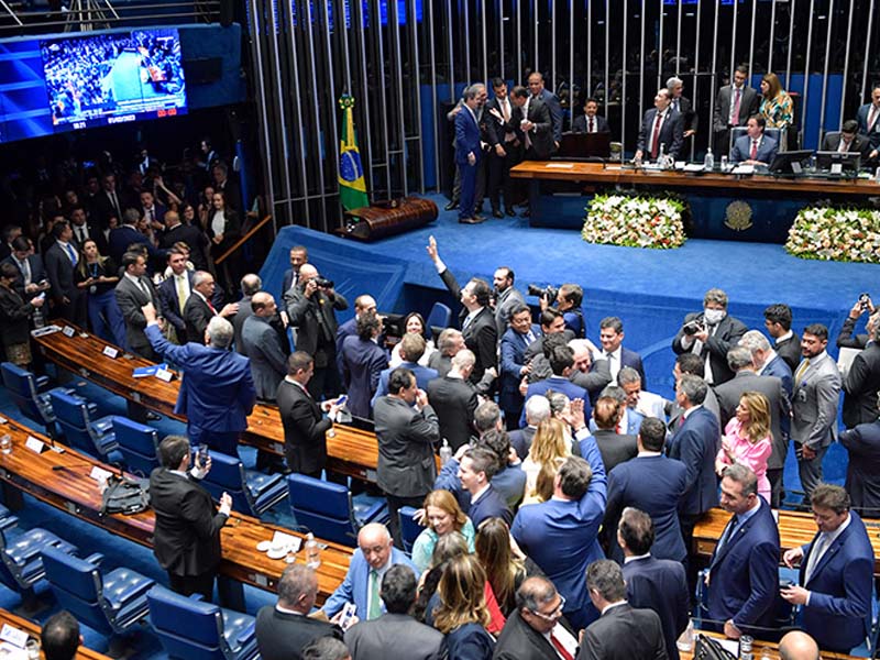 Senador de oposição pede vista e adia votação de PL que isenta IR até R$ 5 mil