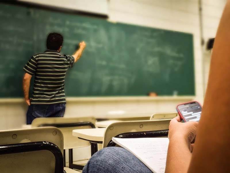 Veto a celular leva 80% dos alunos a prestar mais atenção nas aulas