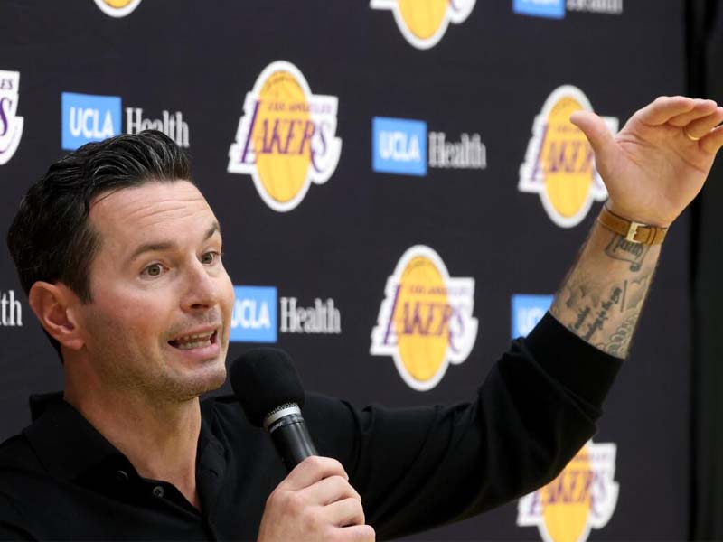 Lakers renovam contrato de JJ Redick após apenas uma temporada como técnico