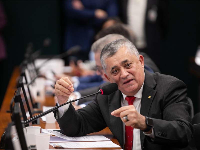 Guimarães prepara retorno a Brasília tendo isenção de IR e escala 6×1 como prioridade