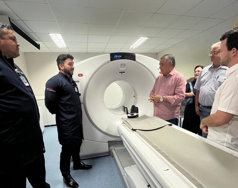 Guimarães e Guilherme Saraiva entregam aparelho de PET Scan ao Hospital Santo Antônio de Barbalha