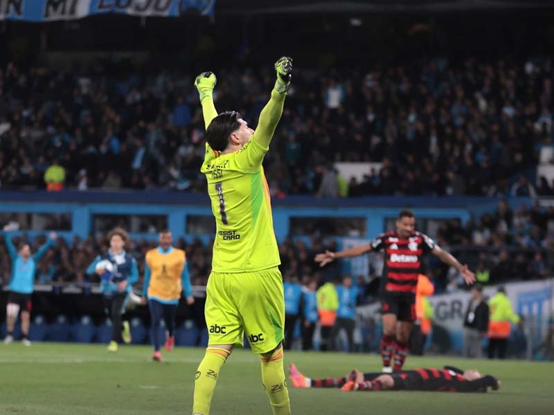 Com um a menos, Rossi brilha e Flamengo vai à final da Libertadores