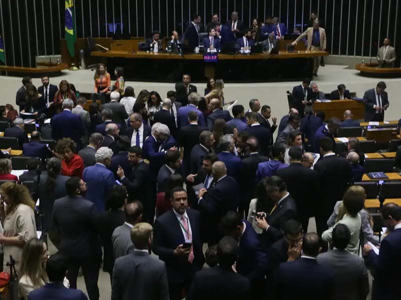Câmara aprova isenção do IR para quem ganha até R$ 5 mil e taxação dos super-ricos