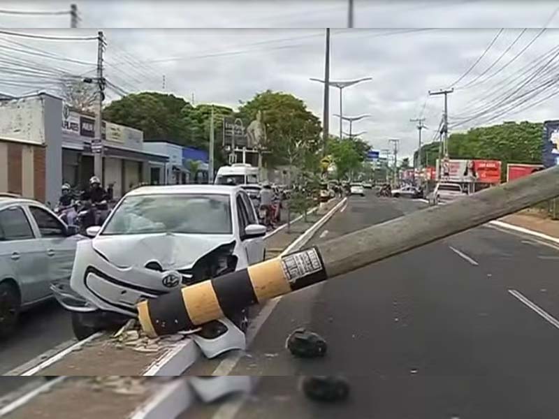 Motorista perde controle e derruba poste na Avenida Ailton Gomes, em Juazeiro do Norte
