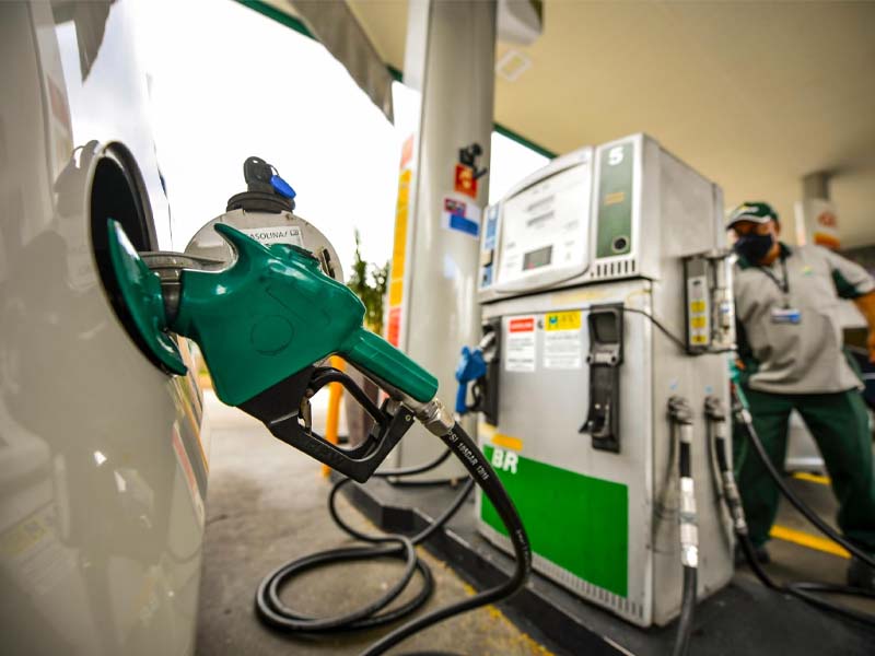 Petrobras reduz preço da gasolina em 4,9% a partir de terça-feira (20)