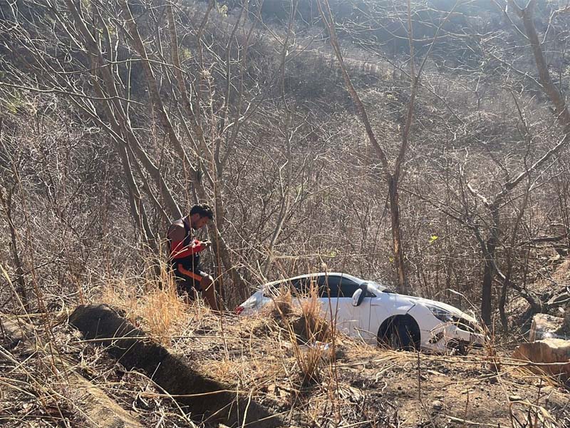 Acidente na Rodovia Padre Cícero: carro cai na ribanceira e trânsito fica congestionado na estrada que liga Caririaçu e Lavras da Mangabeira
