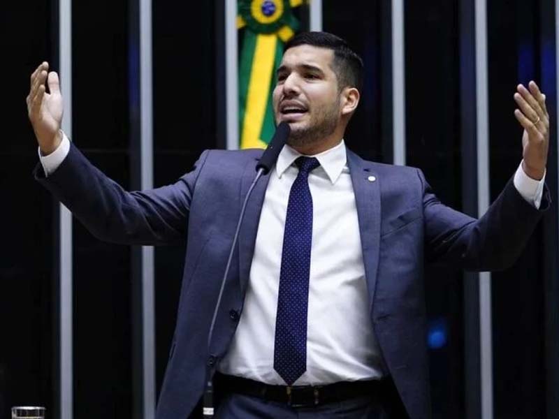 André Fernandes promete premiar policial “que mais matar traficante” e destina verba para compra de fuzis no Ceará