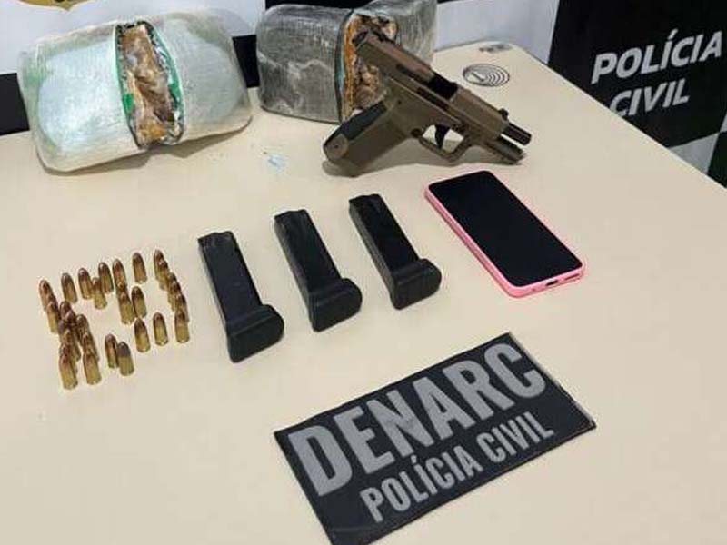 Mulher em posse de drogas, pistola e artefatos explosivos é presa em flagrante pela PCCE em Jati