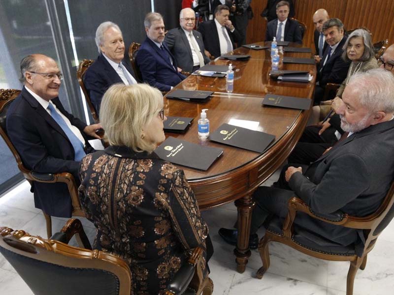 Lula se reúne com ministros da corte para discutir vaga no STF