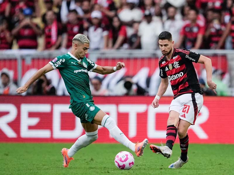 Flamengo vence no Maracanã e empata em número de pontos com Palmeiras