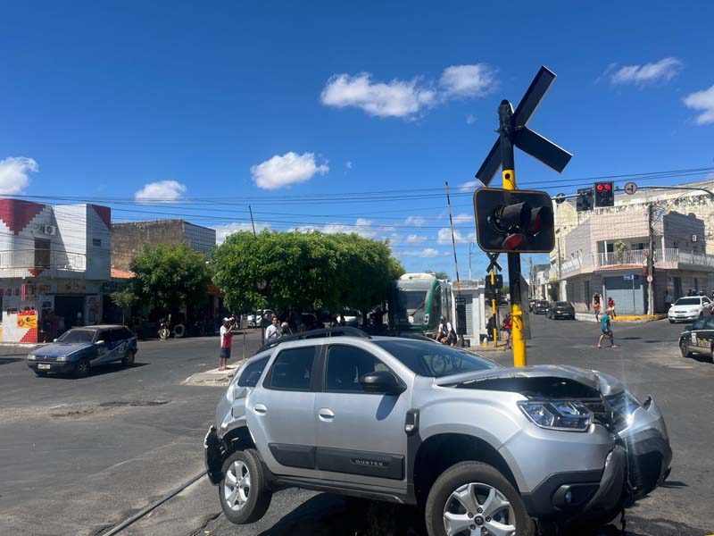Vídeo: colisão entre Metrô do Cariri e carro é registrada perto da estação da Vila Fátima, em Juazeiro do Norte