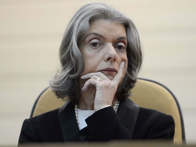 “Todos sabem minha posição sobre mulheres no STF”, diz ministra Cármen Lúcia