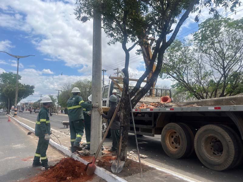 Vídeo: Pela segunda vez em dois dias, acidente derruba poste na mesma avenida de Juazeiro do Norte