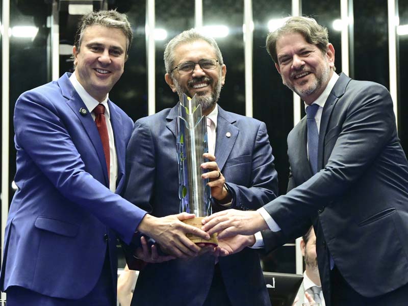 Governador do Ceará recebe comenda do Senado Federal pela alfabetização de crianças na idade certa