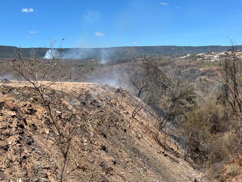 Vídeo: fumaça vista em vários bairros do Crato é de incêndio registrado na Vila Lobo, que tem prejudicado muitos moradores