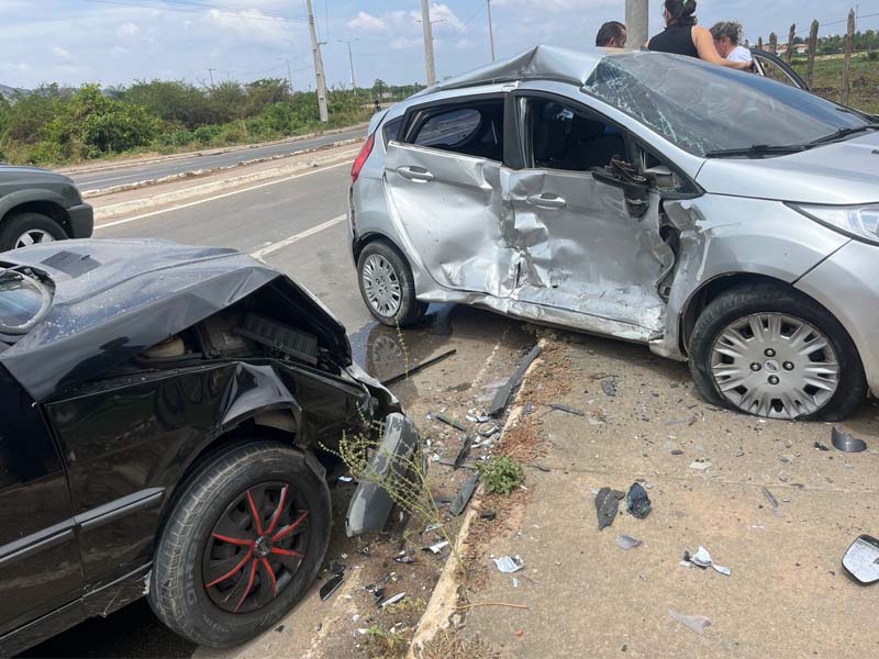 Vídeo: colisão entre dois carros deixa motorista ferido no Anel Viário Mauro Sampaio, em Juazeiro do Norte