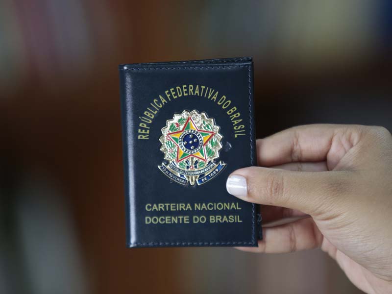 Professores já podem tirar Carteira Nacional do Docente; saiba como adquirir