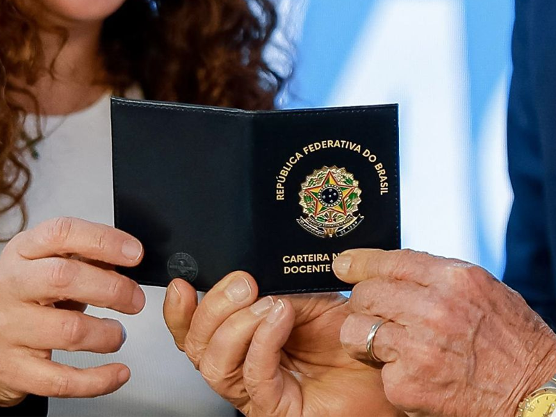Professor pode pedir Carteira Nacional Docente a partir de amanhã (16)