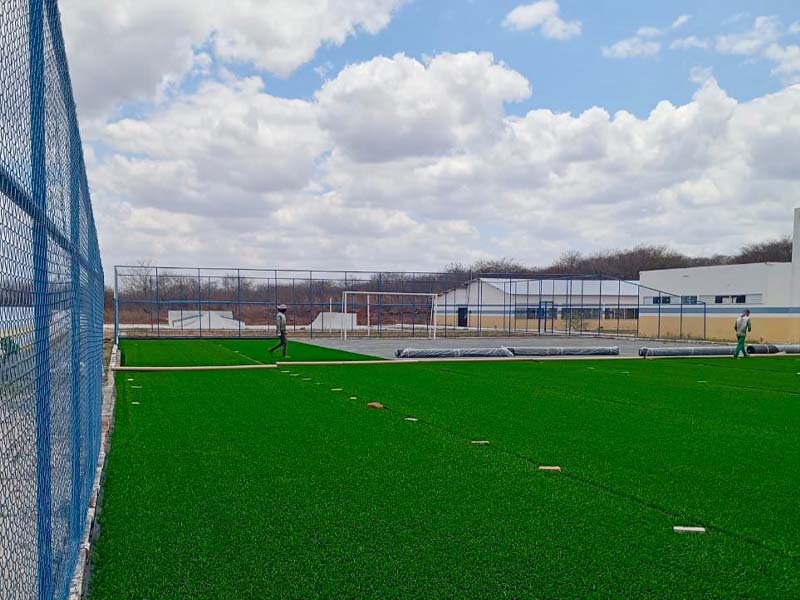 Prefeitura de Missão Velha realiza implantação da grama sintética do campo da Praça da Juventude
