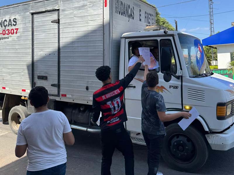 Estudantes da rede municipal mobilizam comunidade contra o trabalho infantil em alusão aos 17 anos da Rede Peteca