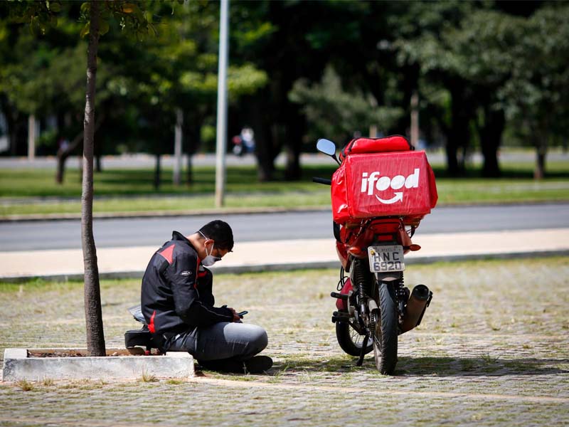 Fachin adia por 30 dias votação de vínculo entre motoristas e apps