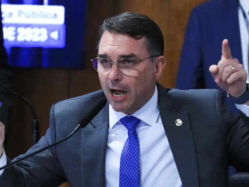 Flávio Bolsonaro diz ter “inveja” de ataque americano a embarcações no Pacífico e sugere que o mesmo seja feito no Brasil
