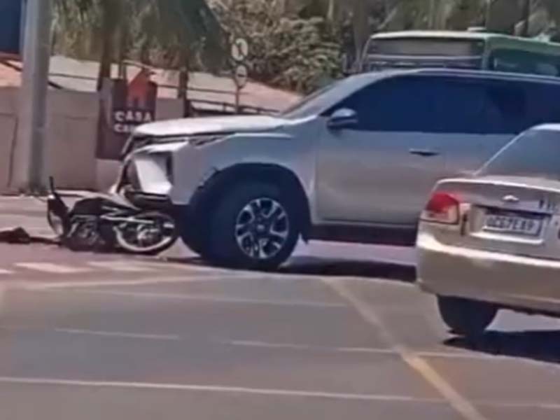 Vídeo: acidente entre carro e motocicleta é registrado na Avenida Leão Sampaio, em Juazeiro do Norte