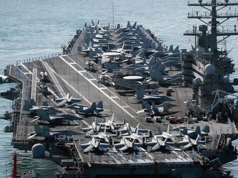 Trump envia maior porta-aviões do mundo para a costa da Venezuela em meio à escalada de tensões