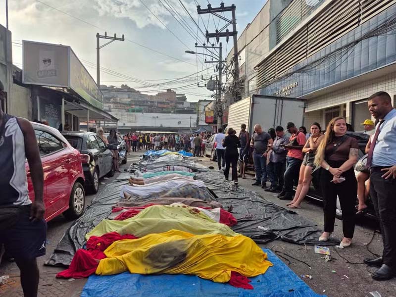 Moradores levam ao menos 44 corpos para praça após operação mais letal do RJ