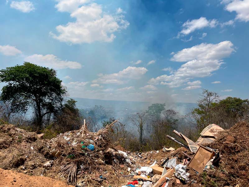 Vídeo: Corpo de Bombeiros atua no controle do incêndio que atinge terrenos próximos às casas do bairro Barro Branco, em Crato