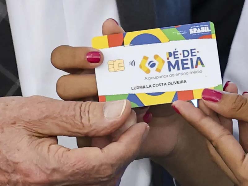 Beneficiário do Pé-de-Meia ganha R$ 200 se fizer dois dias de Enem