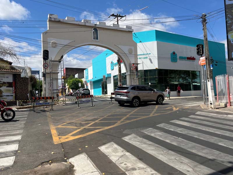 Vídeo: Arco dos Salesianos passa por reformas e trecho da rua Padre Cícero é interditado, em Juazeiro do Norte