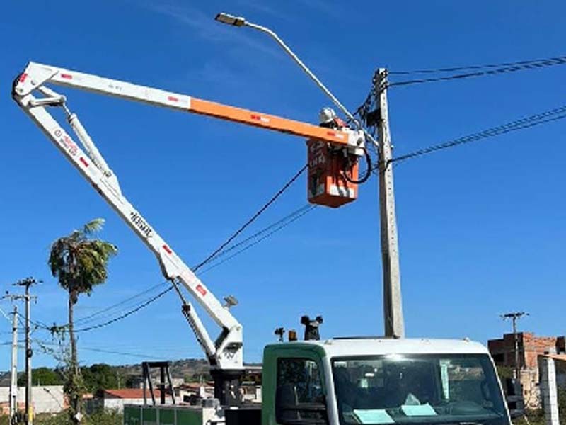 Juazeiro do Norte conclui instalação de luminárias na estrada do Horto
