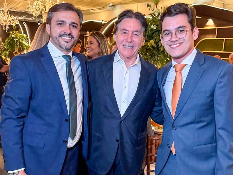 Eunício Oliveira publica foto ao lado de Carmelo Neto no aniversário do pai de Nelinho Freitas