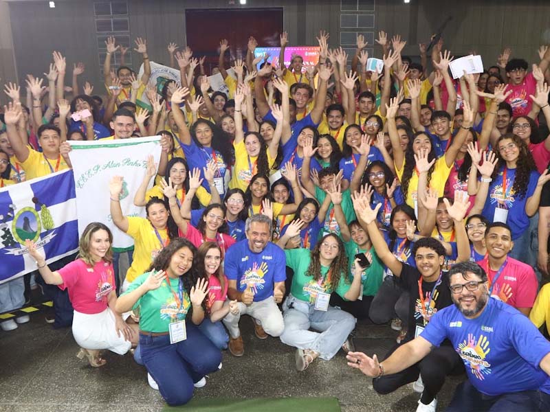 Governo do Ceará anuncia programa para incentivar protagonismo estudantil e inclusão de tênis no fardamento escolar