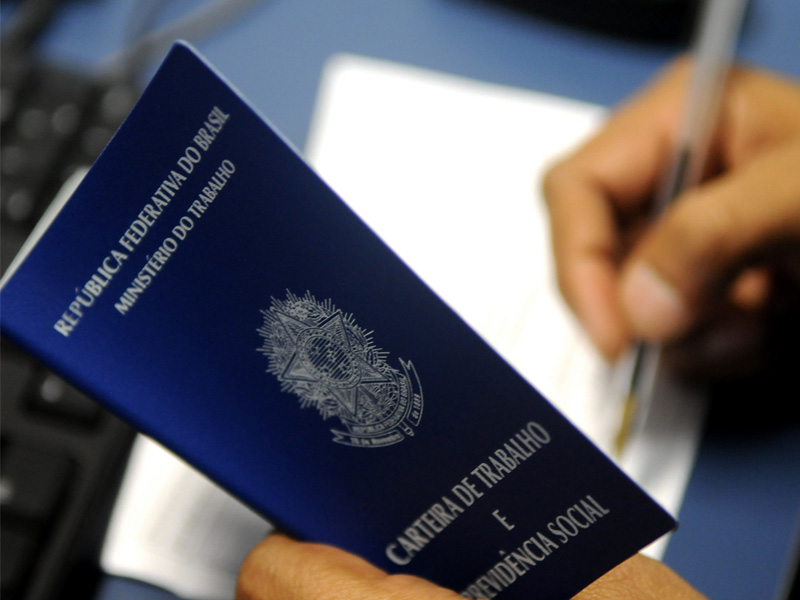 Brasil registra a menor taxa de desemprego da história, com 5,4% no trimestre encerrado em outubro