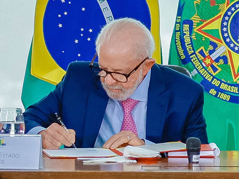 Lula sanciona lei que isenta do Imposto de Renda quem ganha até R$ 5 mil por mês a partir de 2026
