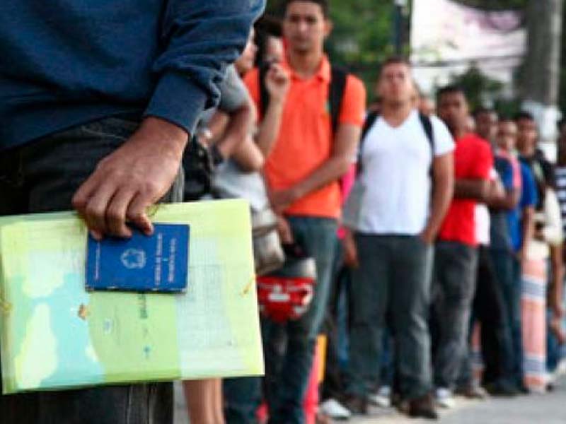 Número dos que procuram emprego há mais de 2 anos cai 17,8%, diz IBGE
