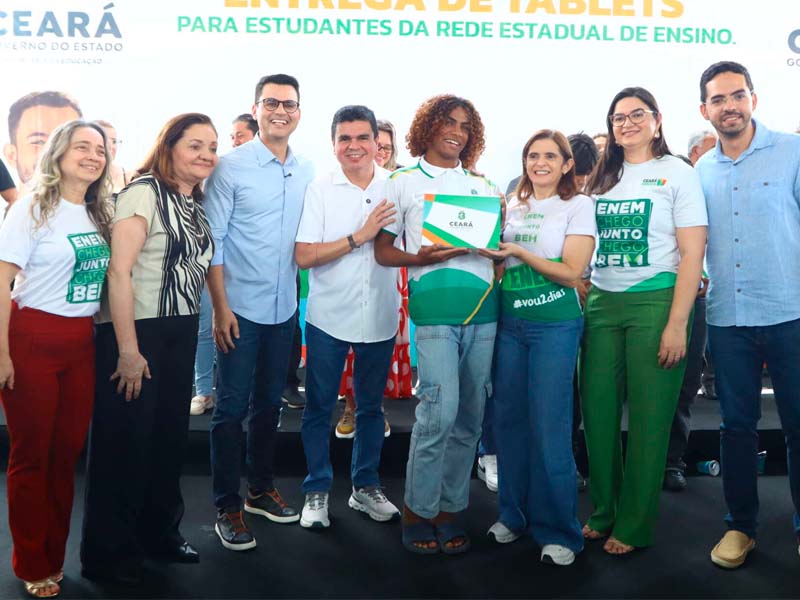 Governo do Ceará entrega 6 mil tablets a estudantes dos municípios do Crato, Juazeiro do Norte e Barbalha